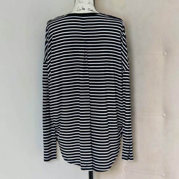 GAP Luxe Hi-Lo Pleated Back V-neck Boxy Tee, Dorman Sleeves, Black/White Stripe - Picture 2 of 8